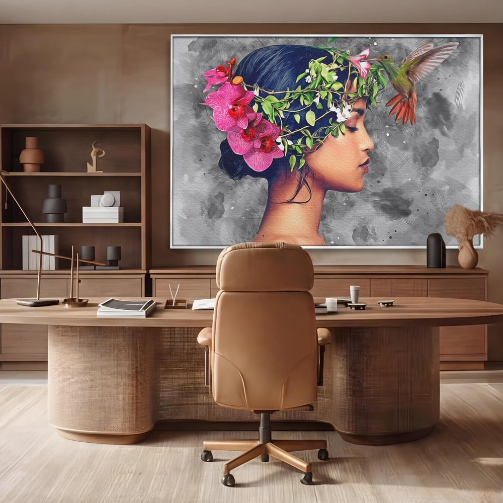 Tablou canvas cu tablou canvas cu portret de femeie si colibri, in rama de aluminiu argintiu, pe perete intr-un birou